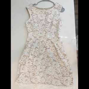 EUC Size 6 Vince Camuto white lace dress